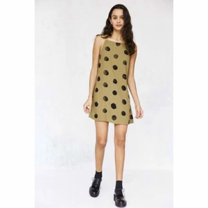Vestido UO Urban Outfitters SILENCE + NOISE Ella Estampado Crepé Lunares Pequeño - Imagen 1 de 11