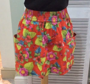 Hollister Mini skirt Red with floral pattern. Front pocket Size XS - Picture 1 of 5