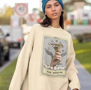 The Martini Tarot Card Sweatshirt, Dirty Martini Cocktail - Bild 1 von 13