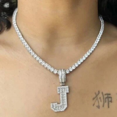 Colgante redondo de 2 quilates con inicial de moissanita genuina J sin cadena en plata maciza 925 Foto 1 de 3