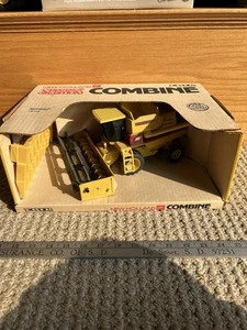 Ertl 1:32 New Holland TR97 Combine with Both Heads #375 in Original Box - Picture 1 of 7