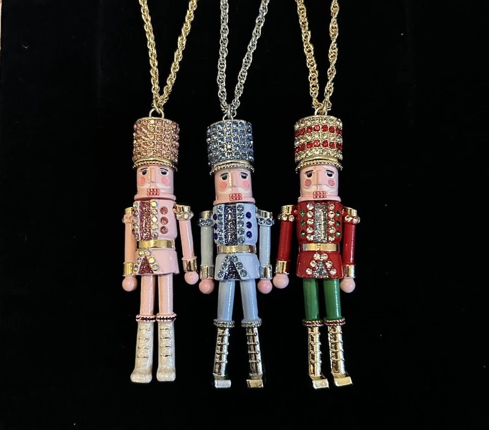 ¡Nuevo! Lote 3 Collar Colgante Largo Cascanueces Betsey Johnson Rojo Verde Azul Rosa Foto 1 de 4