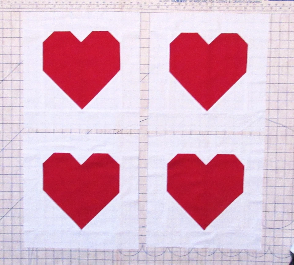 CUATRO CORAZONES EDREDÓN CUADRADOS SIN TERMINAR 12 1/2 PULGADAS ROJO SÓLIDO Foto 1 de 1