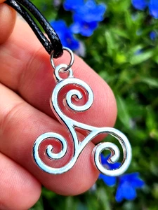 Collar con colgante de triskel celta, collar de cordón de triskelion Wiccan... - Imagen 1 de 24