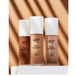 No7 Stay Perfect Foundation SPF 30, 30ml - WARM IVORY - Picture 1 of 2