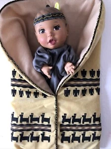 Papoose en Manta Bebé Niño Marioneta de Mano De Colección Arenoso EE. UU. Juguete Coleccionable Difícil de Encontrar - Imagen 1 de 6