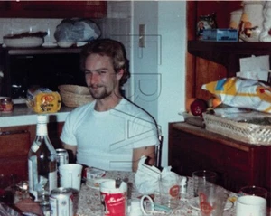 Original 3,5x4,5 Foto bärtiger Mann trinkt Bier im Esszimmer H165 #52 - Bild 1 von 2