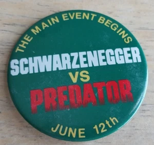 Predator vs Schwarzenegger Promotional Pin 1987 Movie Film Carl Weathers - Picture 1 of 3