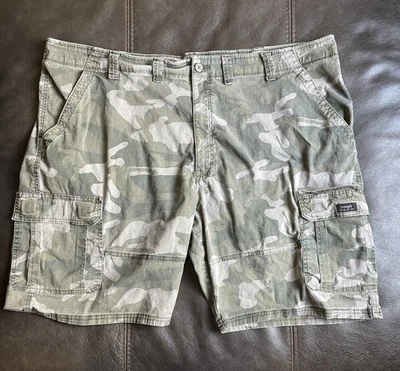Wrangler Camo Cargo Relaxed Fit Shorts Men's 48 Cotton Faded Green RipStop Y2K - Image 1 of 4
