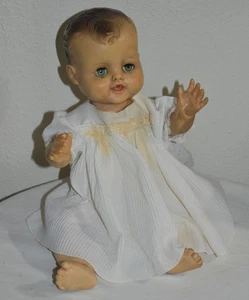 Vintage 50er Jahre Gummi Baby Puppe blaue Augen L@@k Stempel Givaway? Sehr guter Zustand - Bild 1 von 11