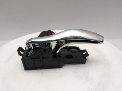 Manija de puerta interior delantera izquierda TOYOTA PRIUS 2015-2021 Foto 1 de 4