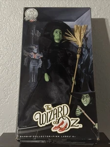 Muñeca Barbie 75 Aniversario El Mago de Oz Bruja Malvada Etiqueta Rosa Mattel - Imagen 1 de 4