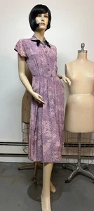 Vintage 50er Jahre Dale Lynn Lavendel Blumen Samt getrimmt Silhouette Kleid Büste 36 - Bild 1 von 17