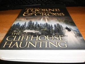 Book by Thorne & Cross "The Cliffhouse Haunting" - Foto 1 di 2