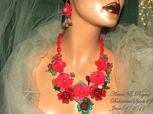 ARTURO E.REYNA PINK PLASTIC LUCITE FLOWERS MULTI COLOR CHARMS NECKLACE SET - Picture 1 of 9