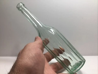 Antigua botella de salsa de pimienta acanalada Aqua. 8 3/4 pulgadas de alto. Foto 1 de 4