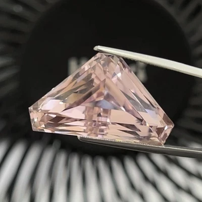 Kuncita 100 % natural con certificación ICA 59,72 quilates VVS corte trillón rosa anaranjado Foto 1 de 4