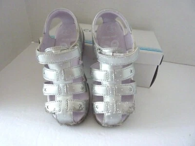 Sandalias Carter's plateadas para niñas pequeñas talla 10T Foto 1 de 4
