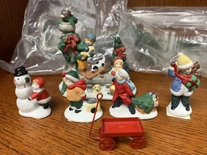 Lot of Unbranded Christmas Village Figurines And Accessories - Picture 1 of 5