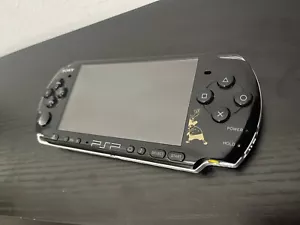 Sony PSP 3000 Slim Nero Sistema palmare pezzo unico Romance Dawn con caricatore 8 GB - Foto 1 di 13