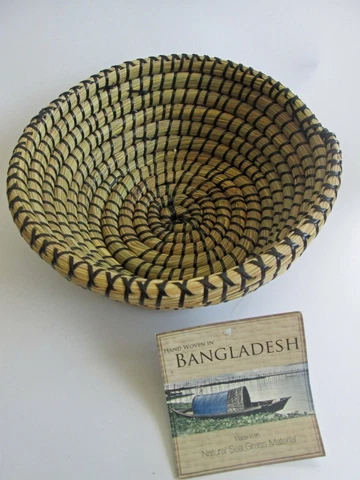 NEW Hand Woven Basket Bangladesh Natural Sea Grass Spiral Round Medium Fruit NWT Cover