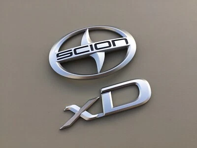 Juego de insignias con logotipo emblema de puerta trasera Scion XD 2008-2014 plateado OEM Foto 1 de 4