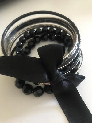Conjunto de 9 pulseiras Forever 21 preto e prata - Imagem 1 de 2