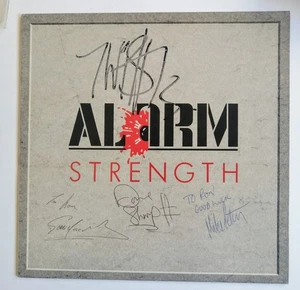 The ALARM - Autogramme  der Band auf der Lp " STRENGTH"  Auf Cover / Innersleeve - Bild 1 von 4