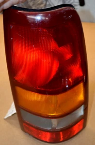 Silverado Sierra 1999-02 OEM montaje de luz trasera lateral del pasajero luz trasera derecha - Imagen 1 de 6