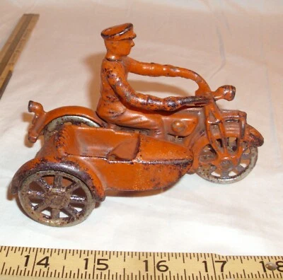 ЧУГУННЫЙ МОТОЦИКЛ HUBLEY HARLEY DAVIDSON С БОКОВОЙ МАШИНОЙ 1930-е - Изображение 1 из 4