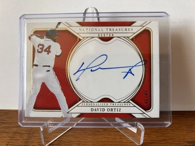National Treasures DAVID ORTIZ 2025 TESOROS PERSONALIZADOS AUTOMÁTICO #46/49!! RED SOX Foto 1 de 2