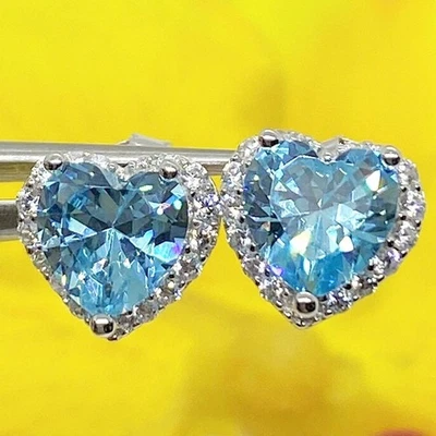 Pendiente con halo de diamantes y topacio natural corte corazón de 5,50 quilates enchapado en oro blanco de 18 quilates Foto 1 de 4