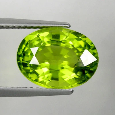 4.69 ct   HI END LUSTROUS BEST GREEN  NATURAL PERIDOT  Oval - See Vdo 3688 - Image 1 of 2