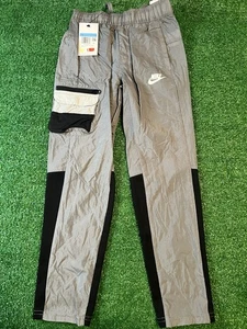 Pantaloni cargo Nike NSW tessuto grigio DO6581-084 giovani ragazzi medi nuovi con etichette nylon - Foto 1 di 5