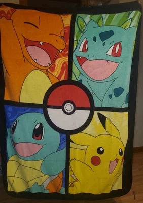 Manta Pokemon 46x60 Pokeball Pikachu squirtle Charmander Bulbasaur Foto 1 de 4