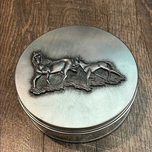 Vintage Metzke Peltro Goffrato Cavallo Equitazione Latta Tondo Coperchio Cavalli - Foto 1 di 6