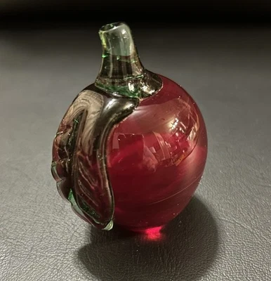 Pisapapeles de vidrio soplado rojo manzana estampado Prestige de Elwood Indiana Foto 1 de 4