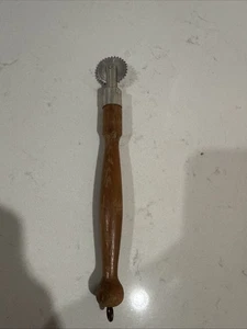 Vintage Gebäckschneider aus Holz mit gezahnter Teigscheibe MCM - Bild 1 von 3