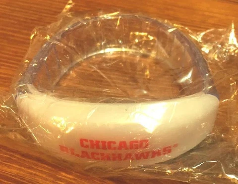 2016-2017 CHICAGO BLACKHAWKS SGA LIGHT-UP 3-STAGE BLINKING BRACELET ~ NEW Cover