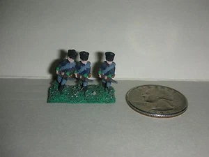 Soldados de campo miniatura de plomo vintage - 3 soldados con armas - 3/4" de alto - (#9) - Imagen 1 de 2