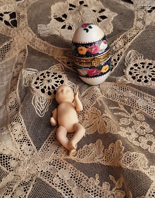 ensemble bébé miniature et oeuf porcelaine poupée ancienne - Photo 1/4