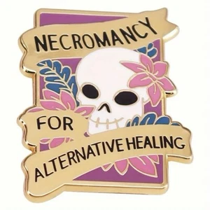 Nekromantie für alternative Heilung Emaille Pin - Schädel Buch Grimoire Blumen D&D - Bild 1 von 6
