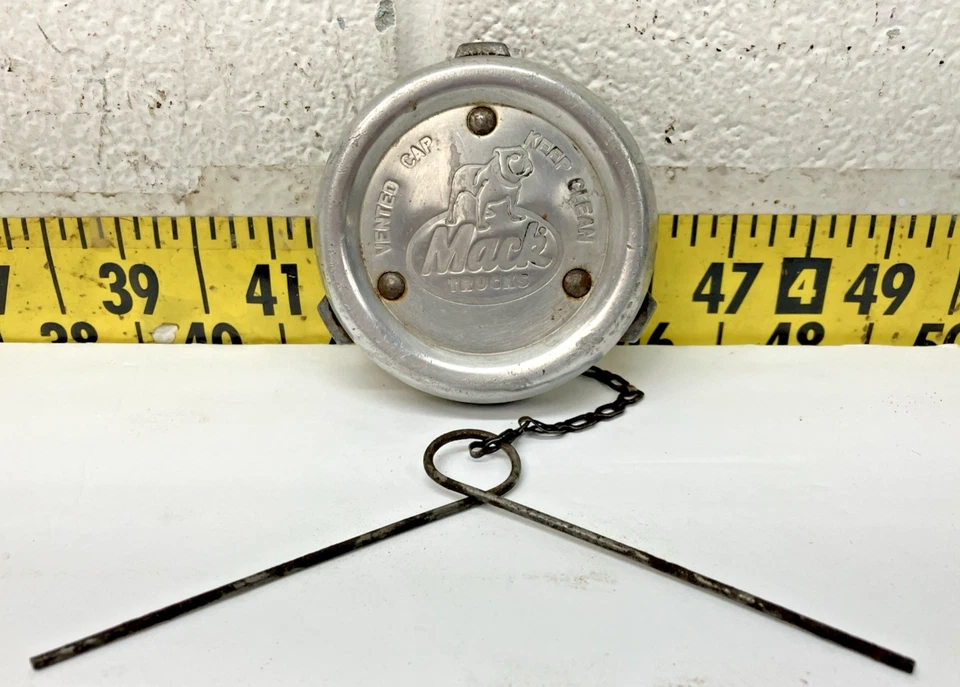 Tapa de tanque de combustible ventilada diésel Mack 16MR316 (683) usada OEM Foto 1 de 4