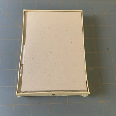 12 tarjetas y sobres Hallmark beige natural Foto 1 de 4