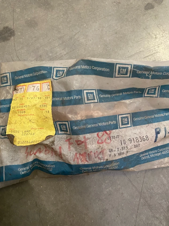 Lámpara marcadora lateral delantera R genuina GM para Pontiac Sunbird y J2000 Sunbird 918368 Foto 1 de 1