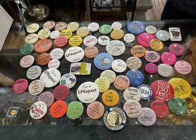 Lote de 70+ Pines Humorosos Informática Informática De Colección Botones Riesgo Nerd Chistes IBM 1990 Foto 1 de 4