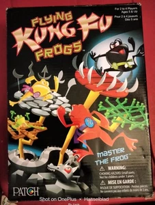 NUOVO Flying Kung Fu Frogs Patch Divertente Famiglia Salto Gioco da Tavolo 2+ Giocatori Età 5+ - Foto 1 di 2