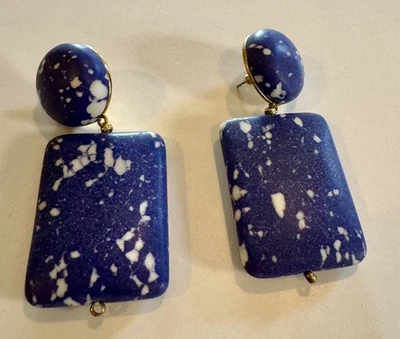 Pendientes colgantes Lele Sadoughi Boulder en mármol y Howlita con chapado en oro de 14k Foto 1 de 4