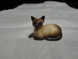 Statuina miniatura Hagen-Renaker gatto siamese ceramica 2 pollici sdraiato - Foto 1 di 3
