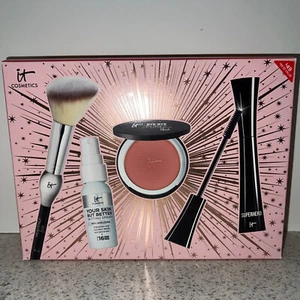 New in Box IT COSMETICS Celebrate Your Beauty 4pc Makeup Set $99.50 VALUE - Picture 1 of 2